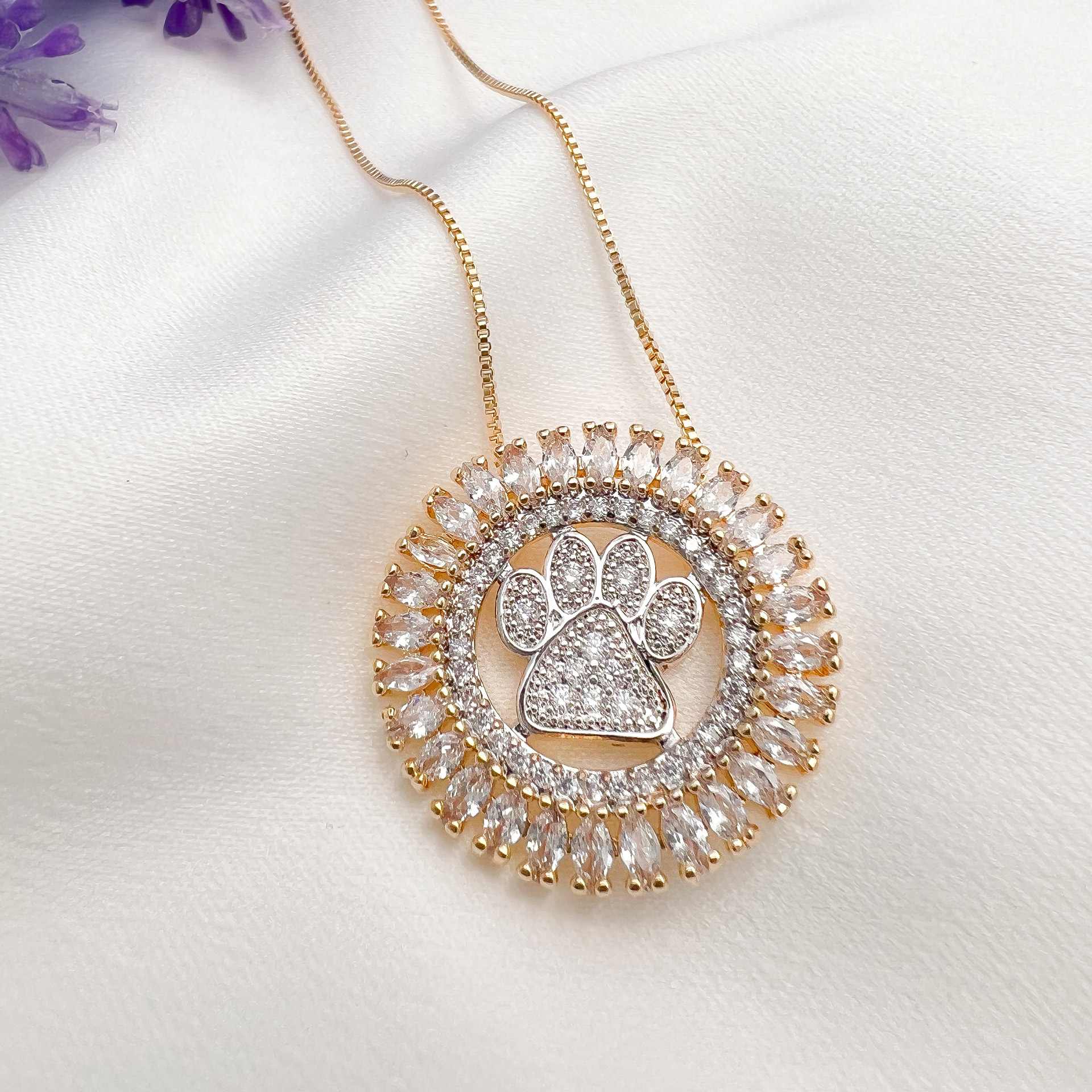 Colar mandala cravejada com patinha folheado a ouro 1 Colar mandala cravejada