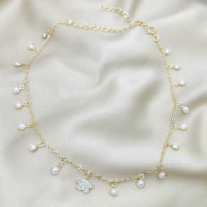 Choker de pérolas com patinha cravejada folheada a ouro