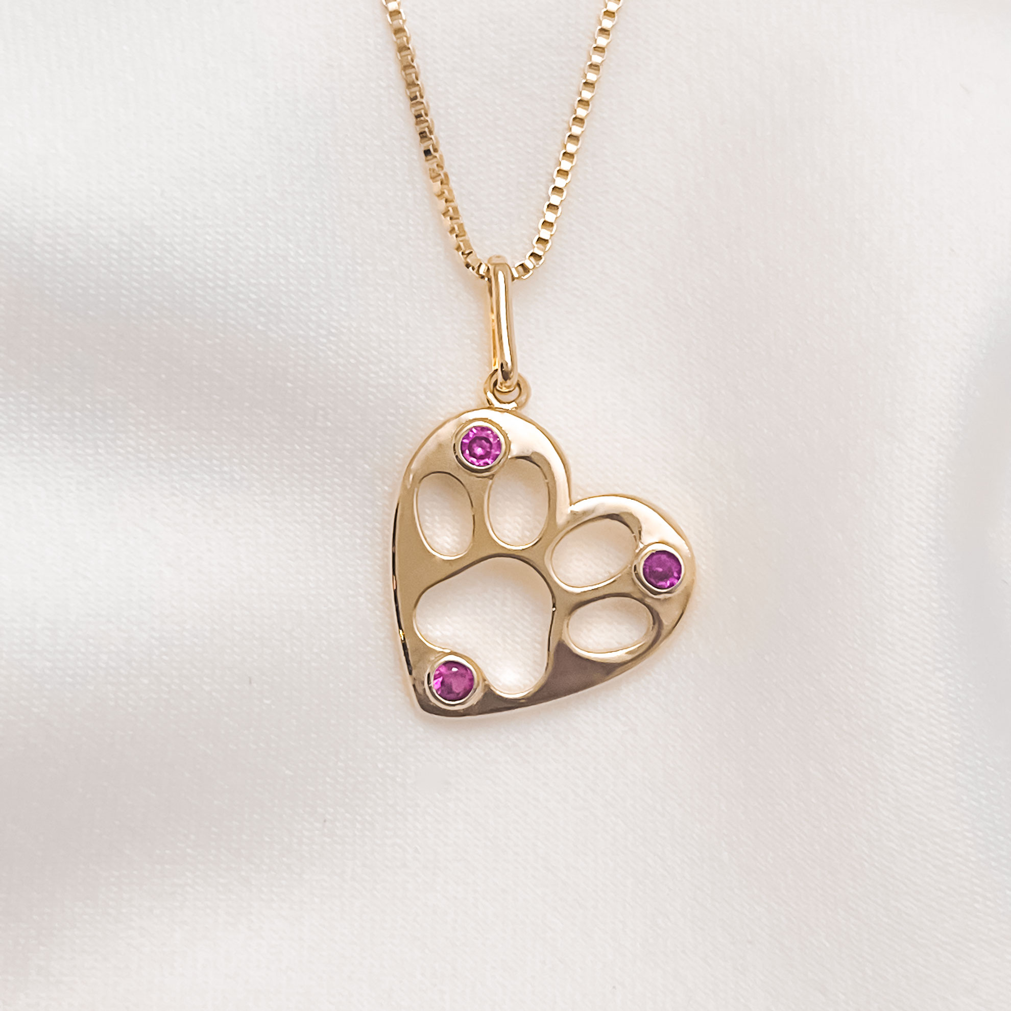 Colar coração com pata vazada e zircônias rosas folheado a ouro 1 Colar coração com pata vazada e zircônias rosas