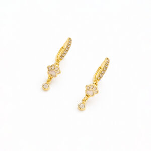 Brinco de argolinha com zircônias e patinha perolada folheado em ouro