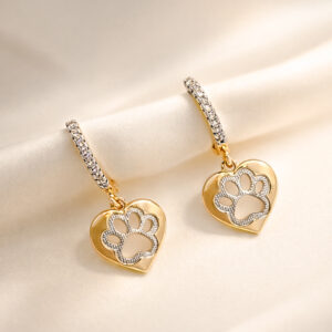 Brinco de argolinha cravejado com coração folheado em ouro