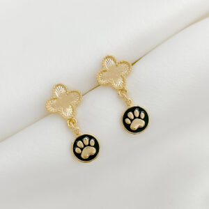 Brinco trevo com medalha de patinha resinada preta folheado a ouro