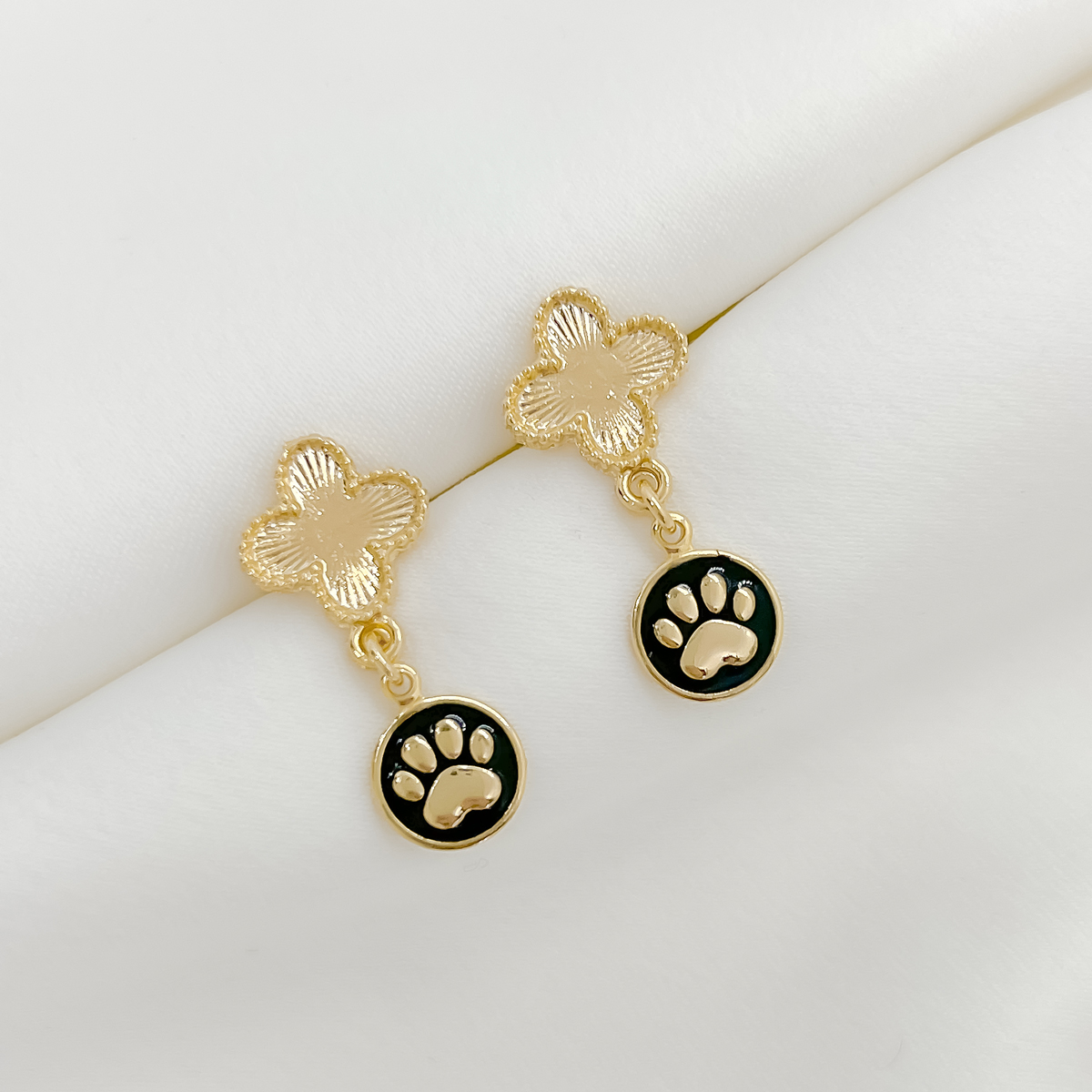 Brinco trevo com medalha de patinha resinada preta folheado a ouro 1 Brinco trevo com medalha de patinha resinada preta folheado a ouro