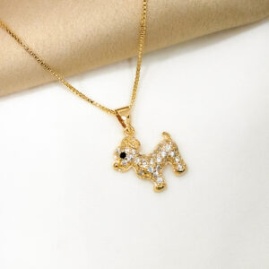 Colar chihuahua cravejado folheado a ouro