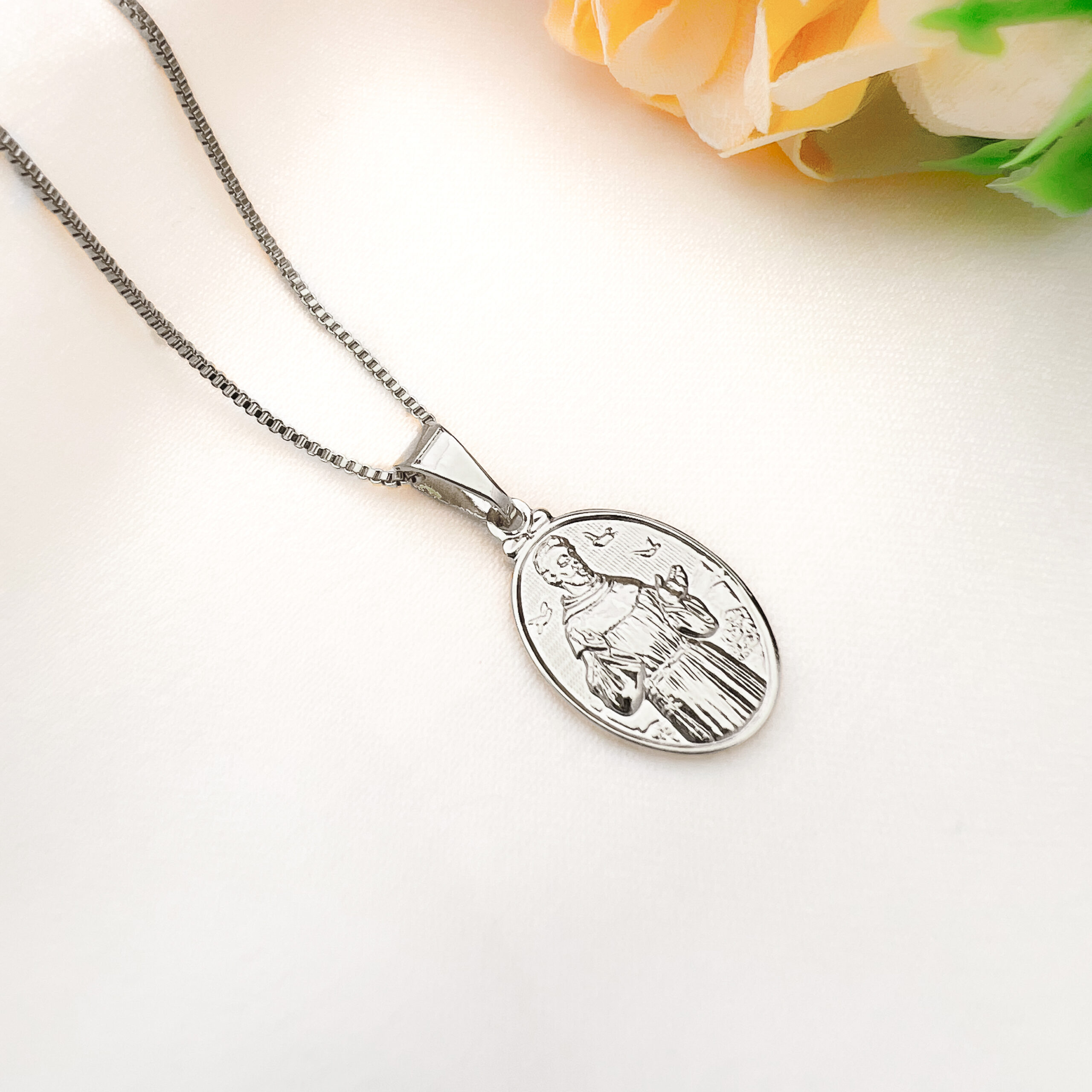 Colar medalha de São Francisco de Assis folheado a ródio 1 Colar medalha de São Francisco folheado em rodio branco